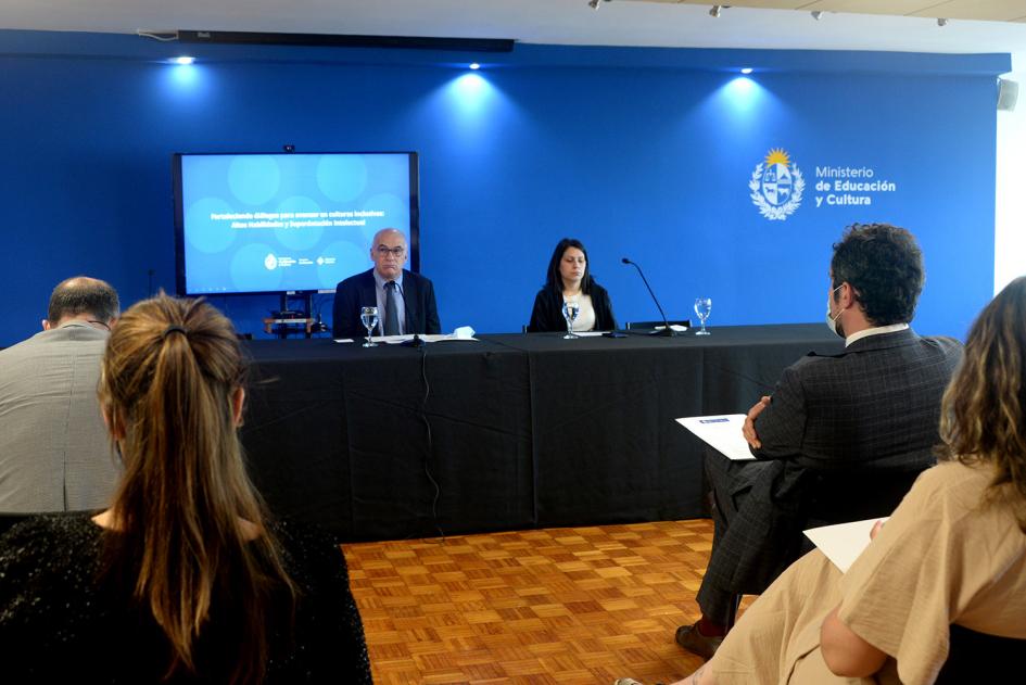 dos personas exponiendo frente a público.