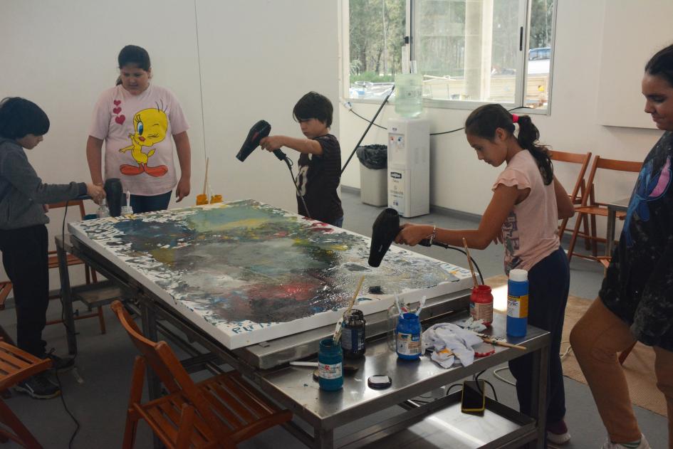 Niños pintando, usando secador