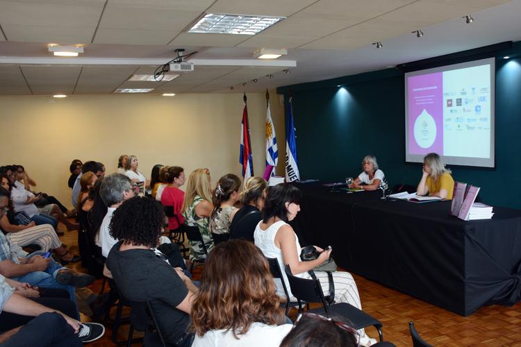 Sala con público sentado y autoridades. Presentación del libro.