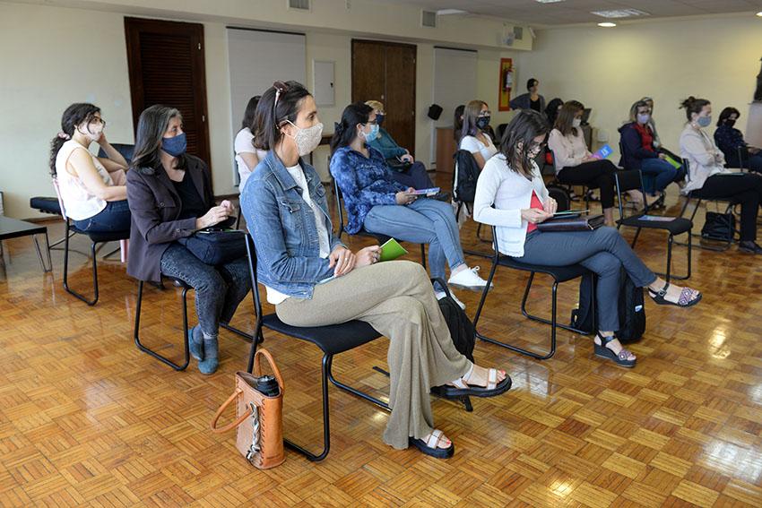 personas sentadas en sala