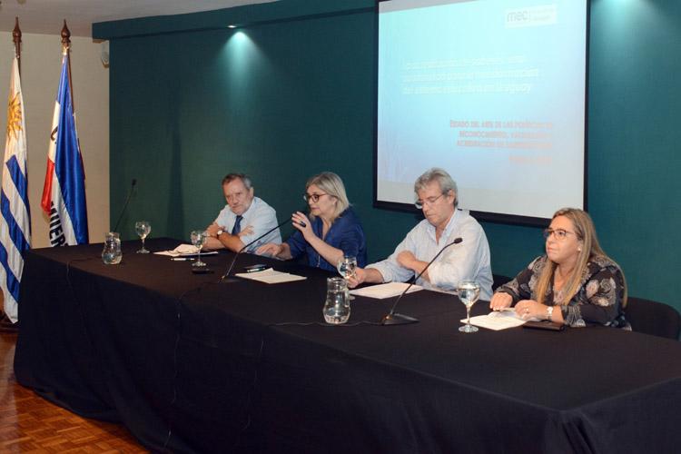 Mesa de autoridades, 4 personas