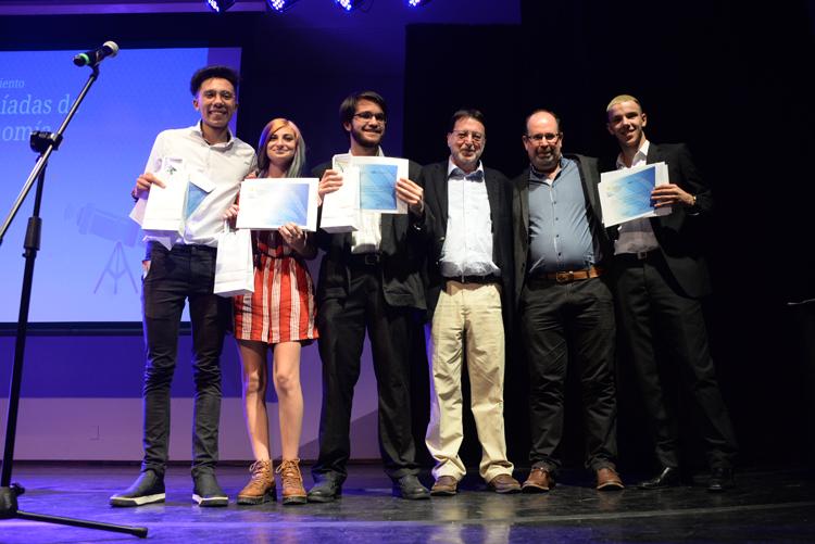 Entrega de reconocimientos. Grupo de personas recibiendo su reconocimiento.
