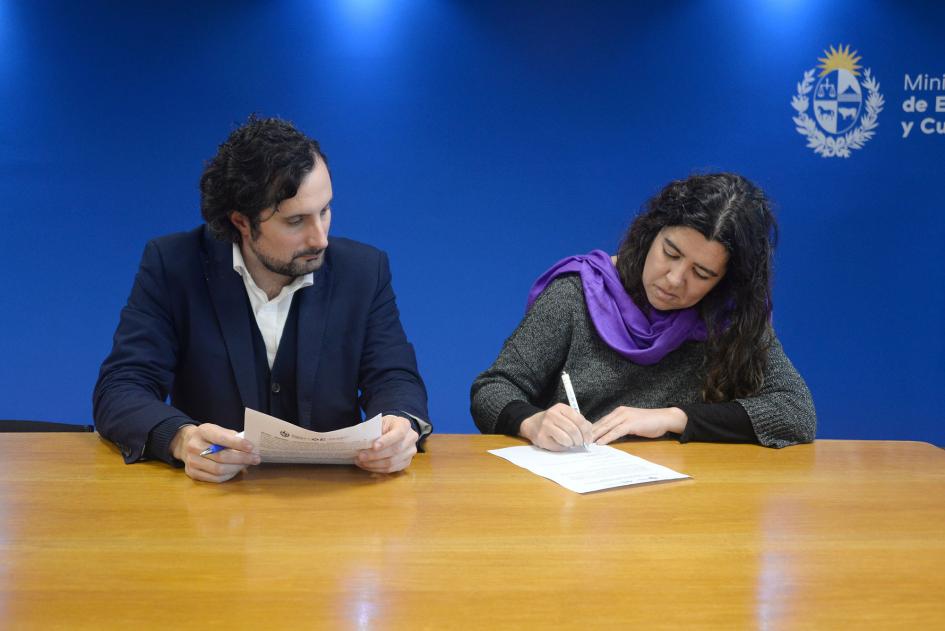 Director de Educación, Gonzalo Baroni, junto a los nuevos becarios.