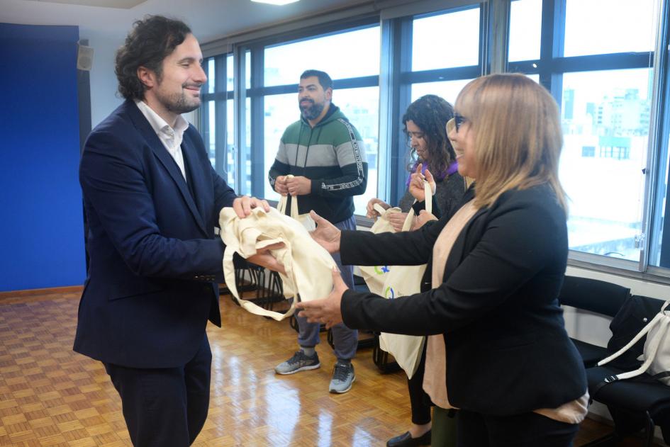 Director de Educación, Gonzalo Baroni, junto a los nuevos becarios.