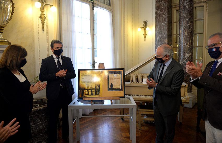 Autoridades del MEC, del Correo Uruguayo y de la Embajada de Francia junto a la gigantografía del sello en homenaje a Lautréamont Personas alrededor de gigantografía de sello homenaje