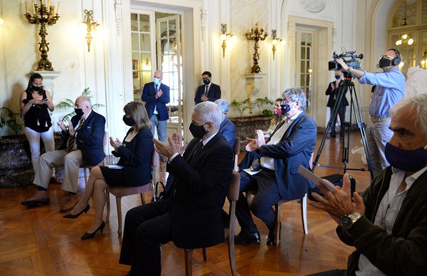 Autoridades del MEC, del Correo Uruguayo y de la Embajada de Francia participaron del evento en el Palacio Taranco Personas participando del evento