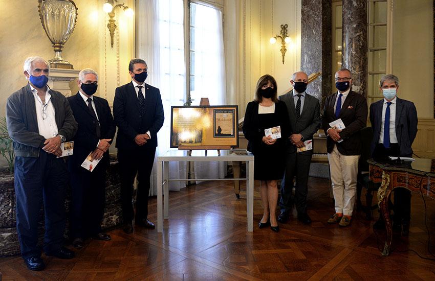 Autoridades del MEC, del Correo Uruguayo y de la Embajada de Francia junto a la gigantografía del sello en homenaje a Lautréamont Personas junto a gigantografía