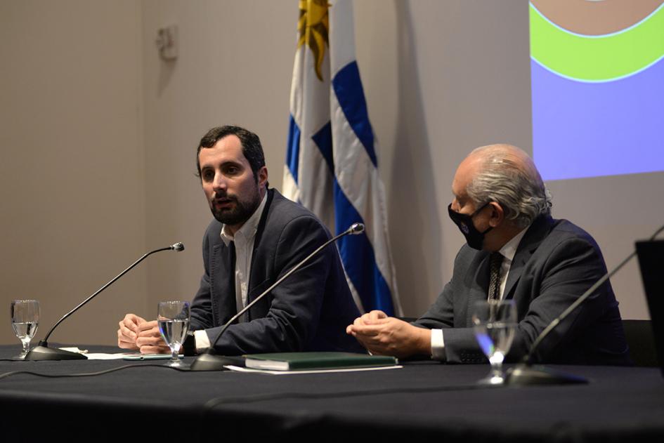 dos hombres hablando sentados