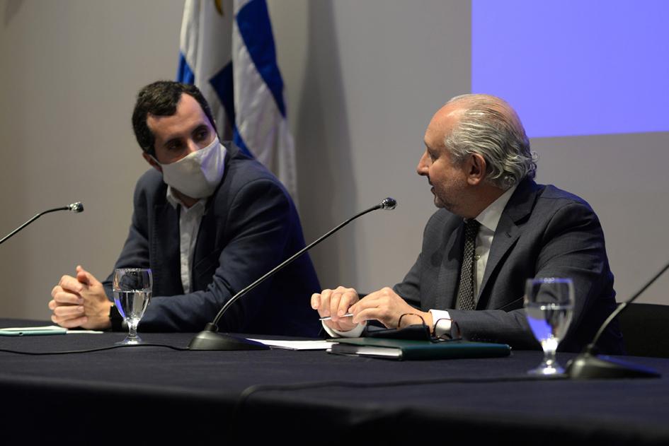 Ministro del MEC, Pablo da Silveira, junto al director de Educación del MEC, Gonzalo Baroni en la presentación de la publicación "Caracterización de la educación no formal en Uruguay"