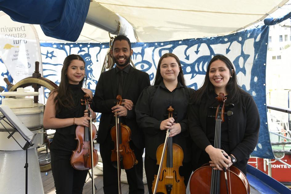 Cuarteto de cuerdas de la Orquesta Juvenil del Sodre posa para foto