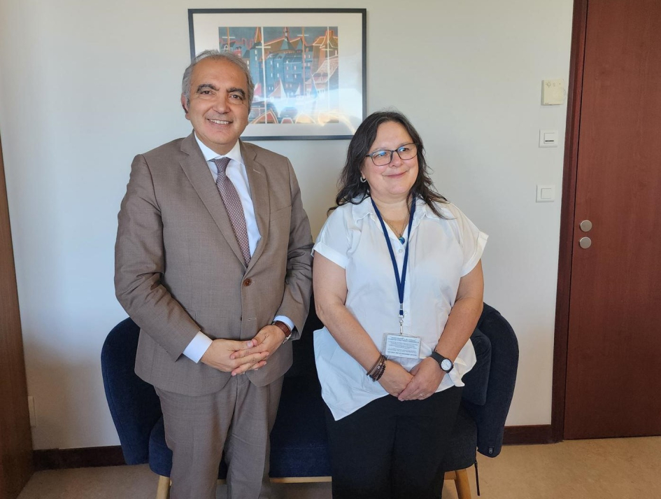 Subsecretaria participó en reunión internacional sobre educación inclusiva Subsecretaria posa para foto luego de reunirse con una autoridad