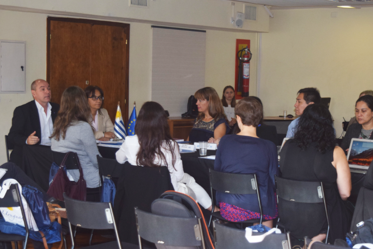 Director de Cooperación Internacional y Proyectos dando la Bienvenida Personas sentadas al rededor de la mesa