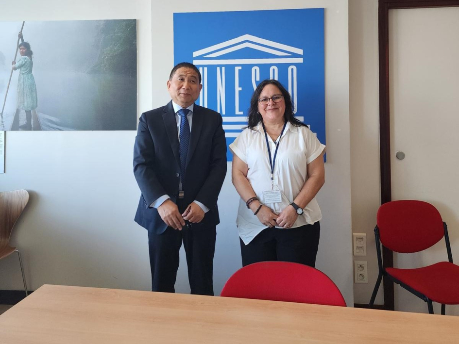 Subsecretaria participó en reunión internacional sobre educación inclusiva Subsecretaria posa para foto con autoridad de la educación