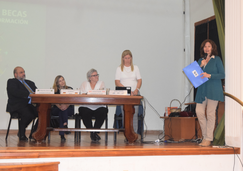 Lanzamiento del Ciclo de charlas, becas y oportunidades de formación Directora de (CENUR) con el micrófono