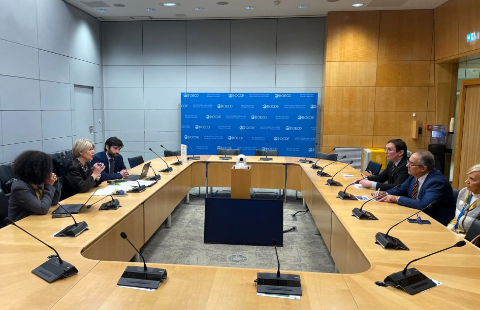 Mahía y la Directora del Centro de Desarrollo de la OCDE, Ragnheiður Elín Árnadóttirm Mahía y la Directora del Centro de Desarrollo de la OCDE, Ragnheiður Elín Árnadóttirm