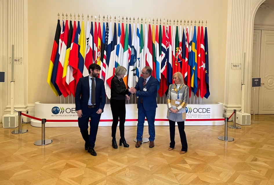 Mahía y la Directora del Centro de Desarrollo de la OCDE, Ragnheiður Elín Árnadóttirm Mahía y la Directora del Centro de Desarrollo de la OCDE, Ragnheiður Elín Árnadóttirm