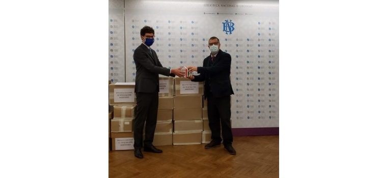 Entregando la donación de los libros Entregando la donación de los libros