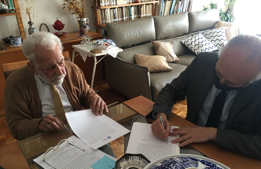 Nelson Di Maggio y ministro Pablo da Silveira firmando el acuerdo de donación