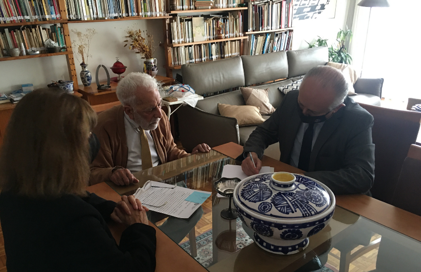 Firmando el acuerdo de donación Firmando el acuerdo de donación