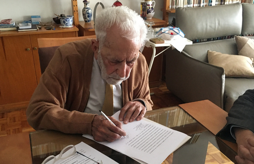 Nelson Di Maggio firmando el acuerdo de donación Nelson Di Maggio firmando el acuerdo de donación