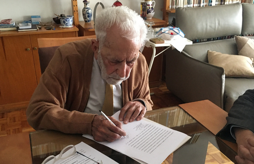 Nelson Di Maggio firmando el acuerdo de donación