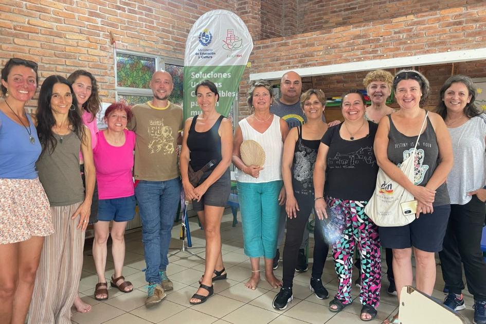 Participantes y equipo de trabajo de EdiCitNet en Escuela n.° 249. Personas paradas sonriendo.