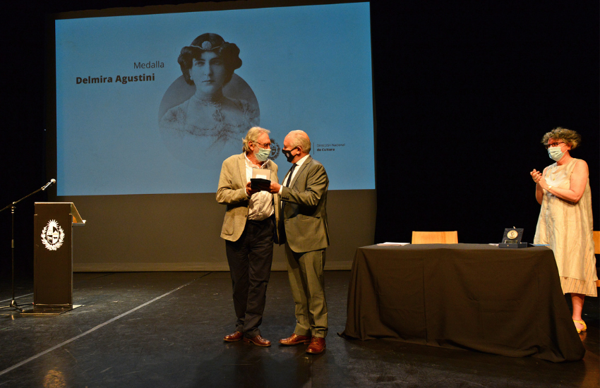 Thomas Lowy recibiendo la "Medalla Delmira Agustini"