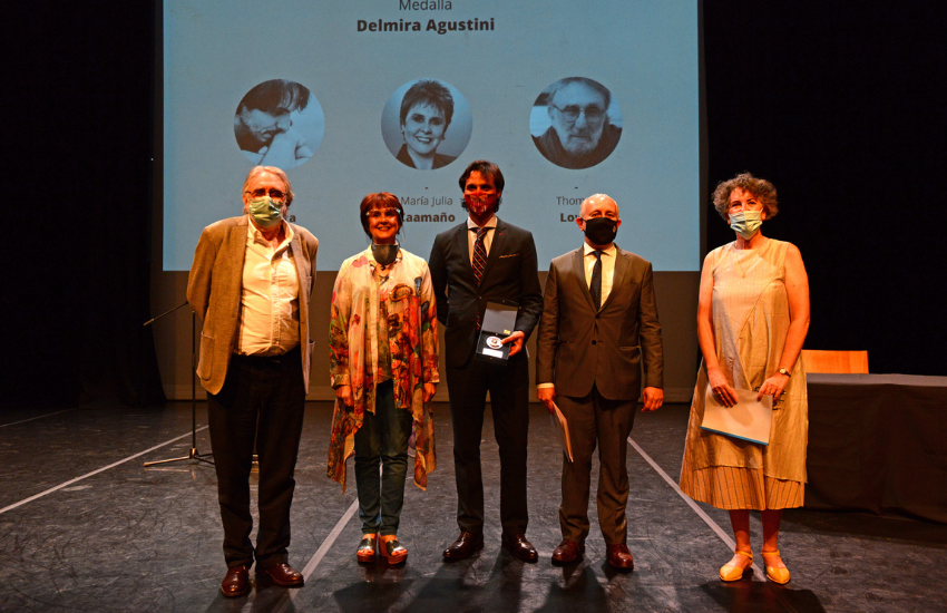 Thomas Lowy con autoridades en la entrega de la "Medalla Delmira Agustini"