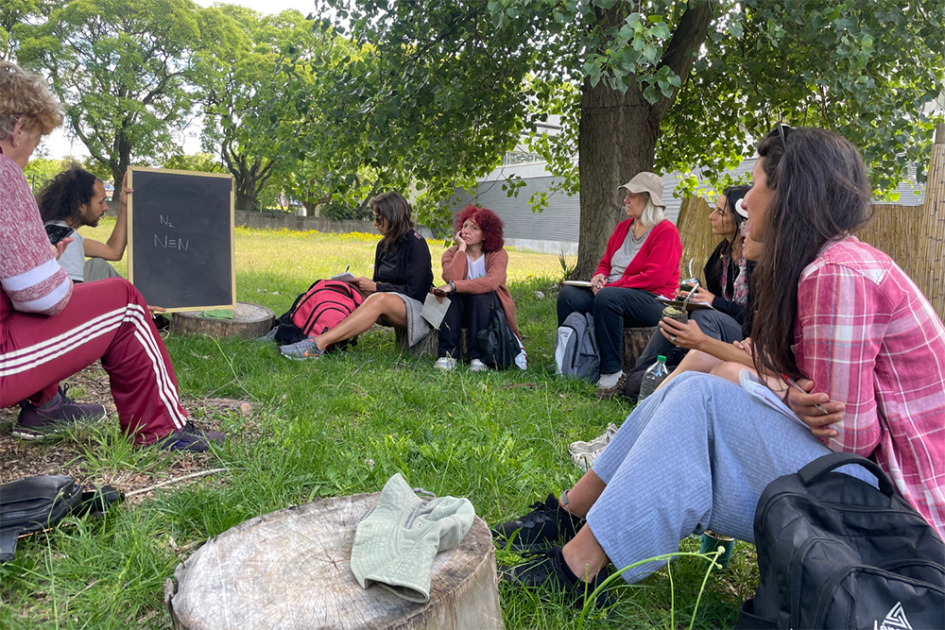 Participantes del taller tomando una clase al aire libre 