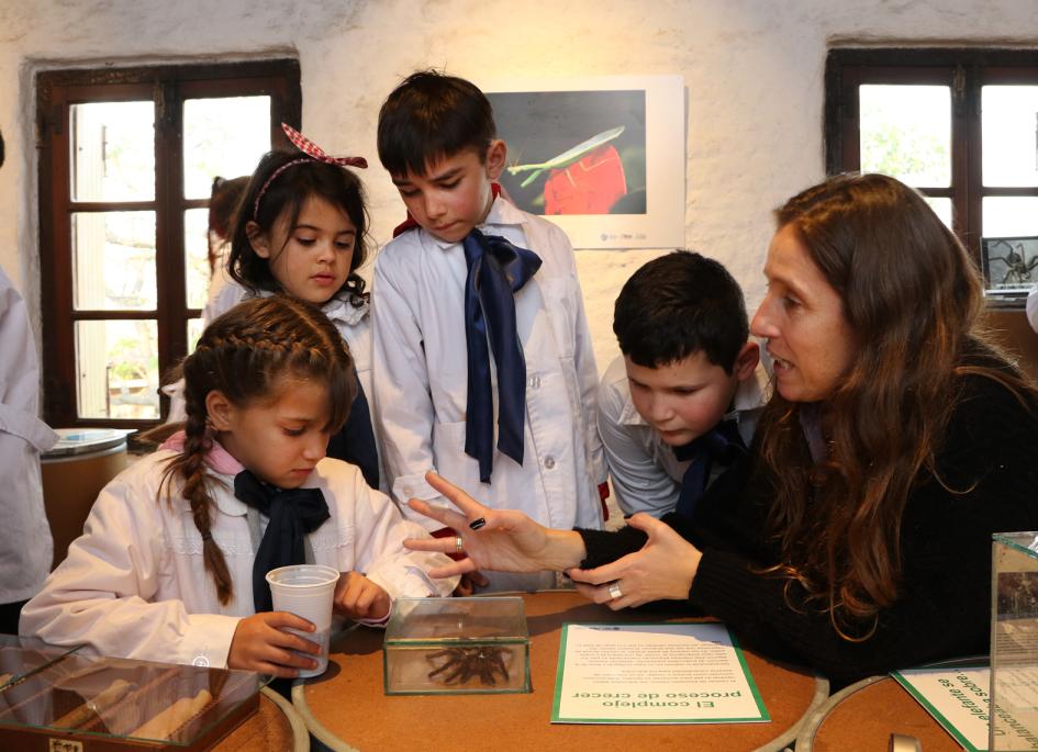 Leticia Bidegaay en un taller con escolares