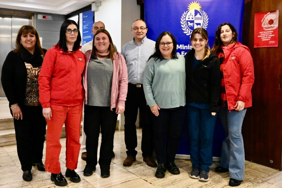 Autoridades del MEC junto al equipo del Servicio Nacional de Sangre. Personas posan para foto