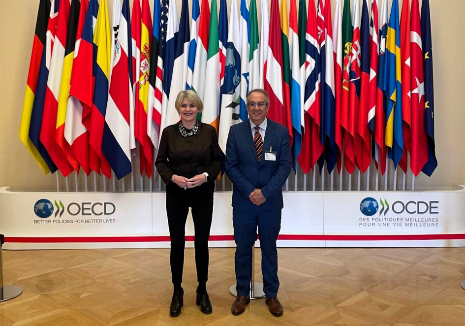 Mahía y la Directora del Centro de Desarrollo de la OCDE, Ragnheiður Elín Árnadóttirm Mahía y la Directora del Centro de Desarrollo de la OCDE, Ragnheiður Elín Árnadóttirm