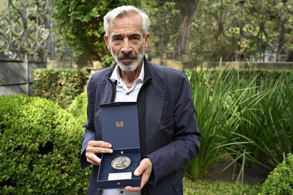 Imanol Arias recibe la Medalla Delmira Agustini.