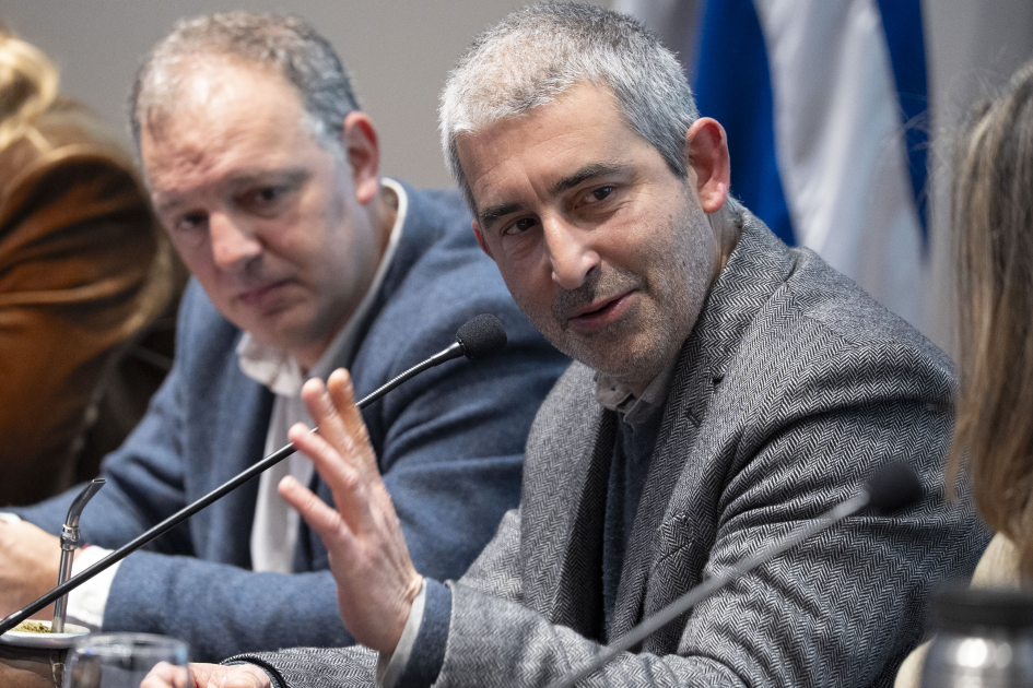 Primer posgrado internacional público para directores de liceos y UTU recibió 100 inscripciones Autoridades hablando al público
