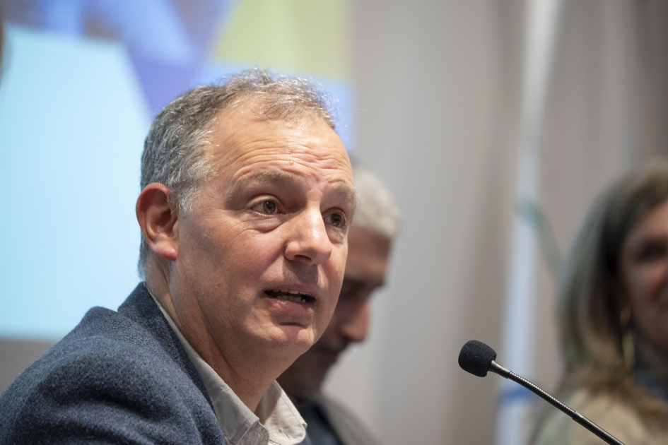 Primer posgrado internacional público para directores de liceos y UTU recibió 100 inscripciones Gabriel Quírici hablando en público