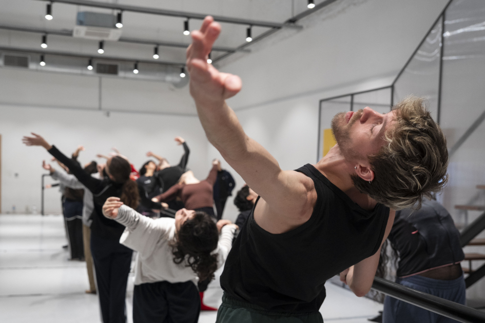 Personas ensayando danza