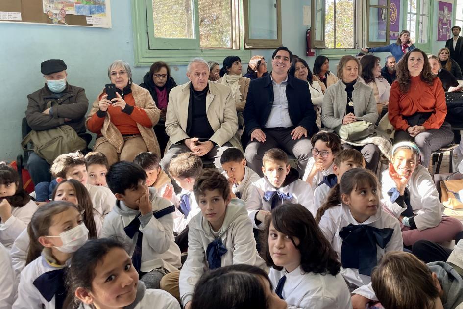 Alumnos y autoridades de la educación participaron en la jornada Personas mirando un espectáculo