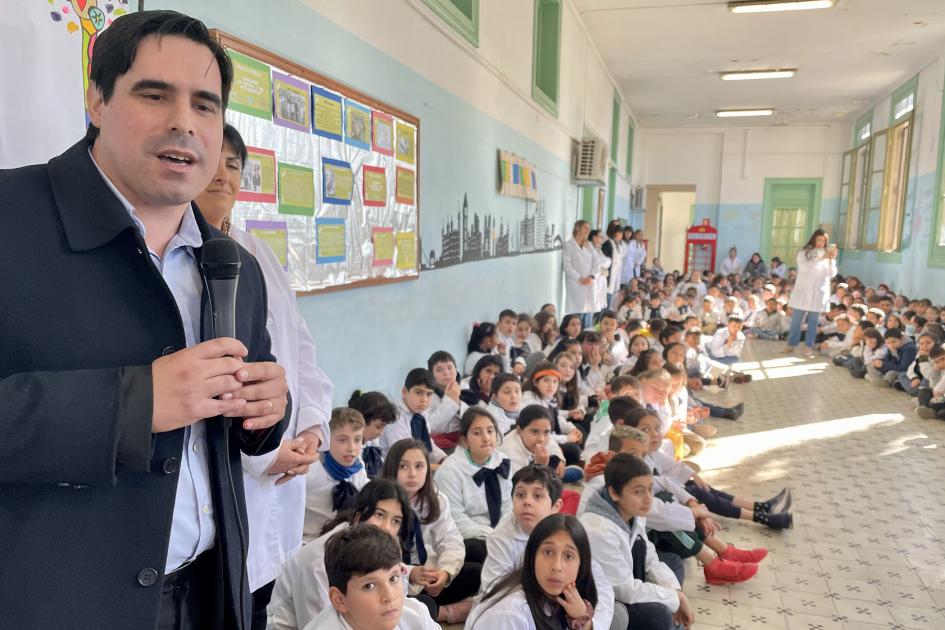 Claudio Aguilar, vicepresidente del Sodre instó a replicar esta experiencia en otras instituciones Hombre hablando al público