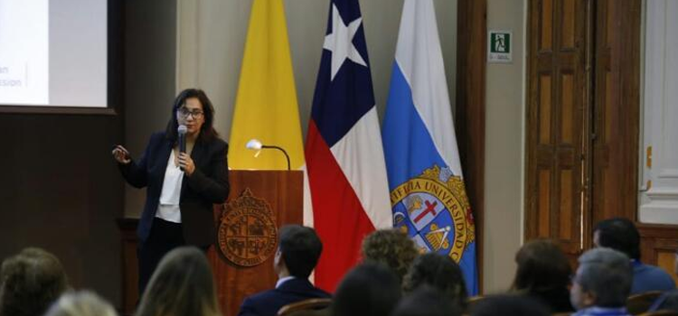 Claudia Romano Persona con un micrófono