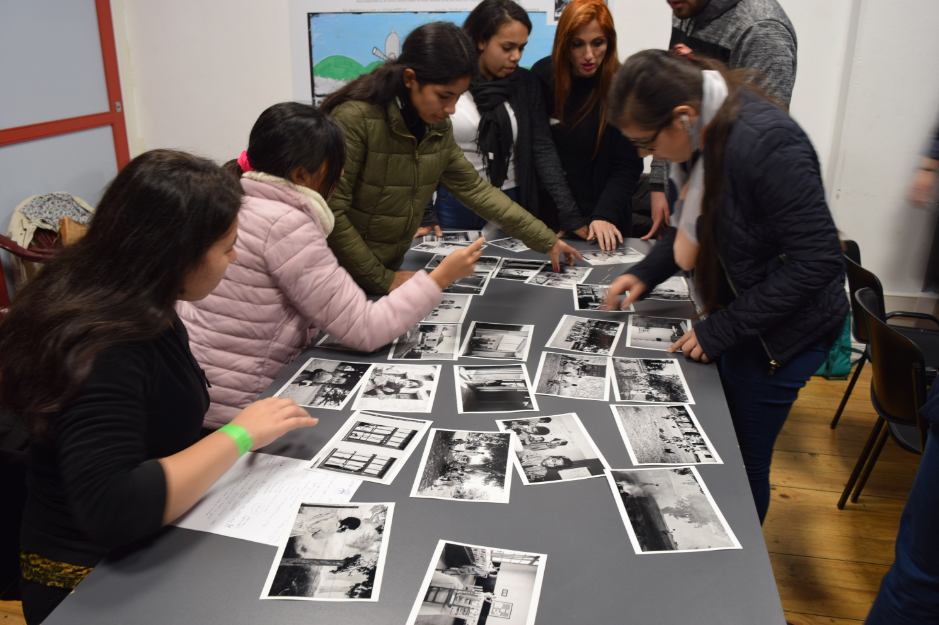Encuentro de Jóvenes del MERCOSUR Personas trabajando con fotografías