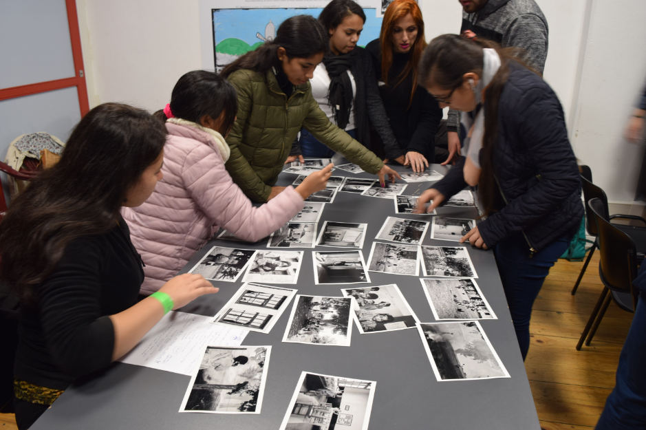 Personas trabajando con fotografías 