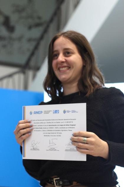 Carolina de los Santos, del Museo Histórico Nacional, con su certificado de aprobación.