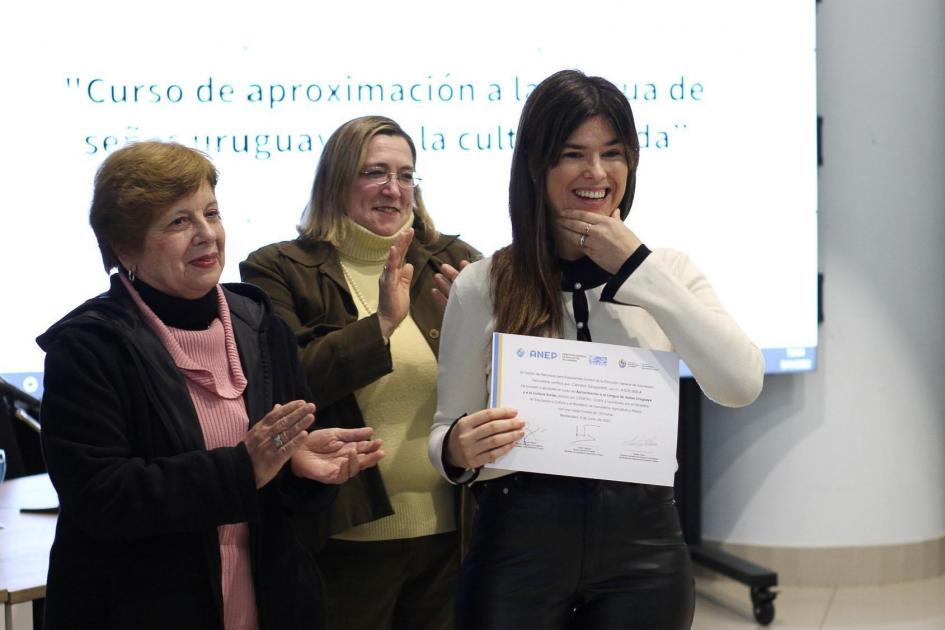 Carolina Sanguinetti de la DNE con su certificado