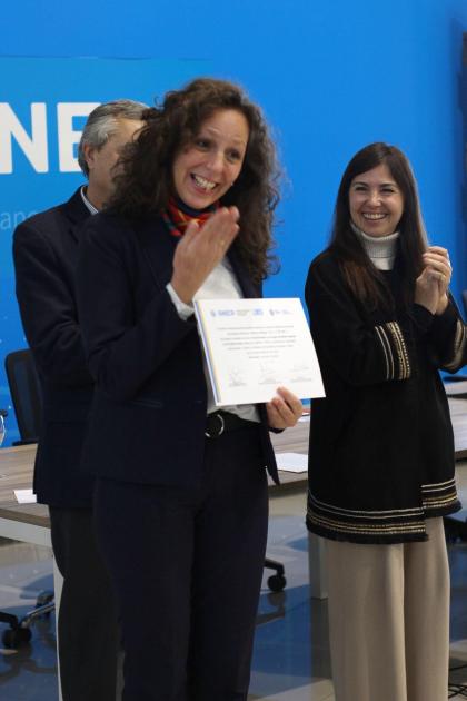 Alejandra Melgar del MEC con su certificado de aprobación