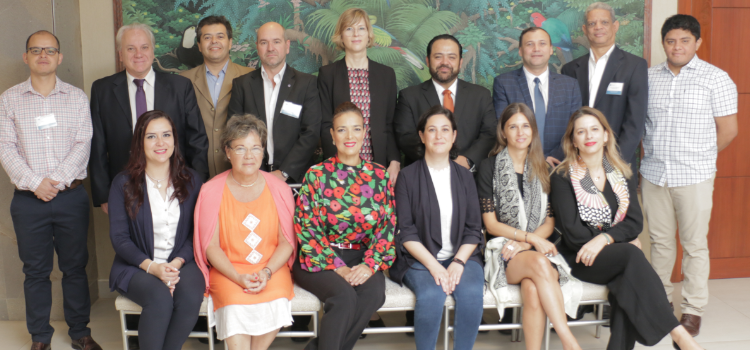 Foto grupal de los representantes de cada país 