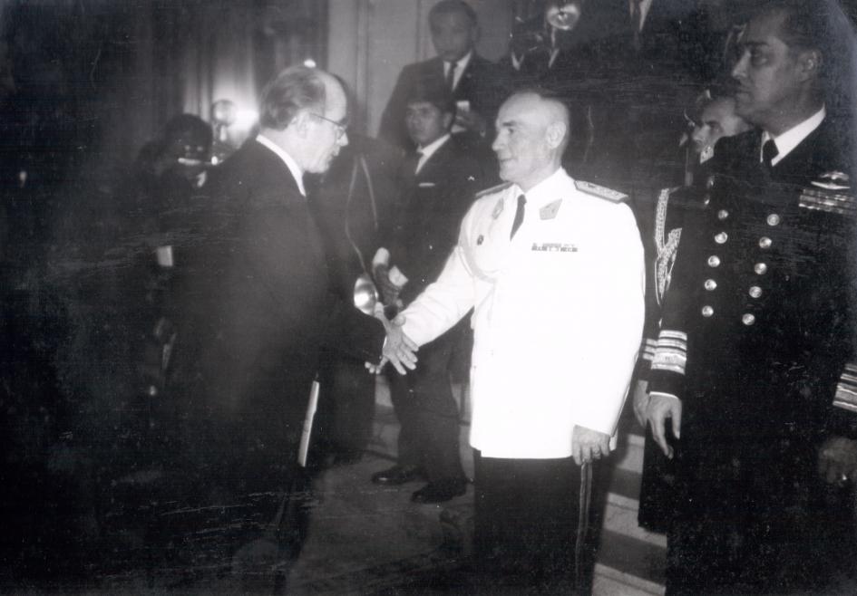 Prof. Juan E. Pivel Devoto en presentación de Credenciales, Lima 1963. Prof. Juan E. Pivel Devoto en presentación de Credenciales, Lima 1963.