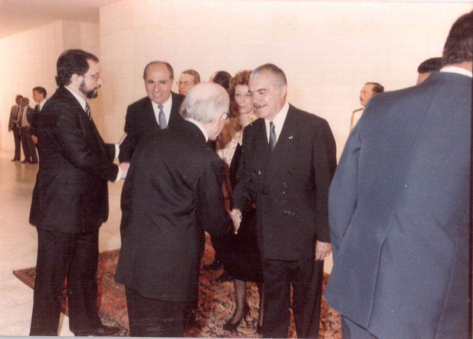 Prof. Juan E. Pivel Devoto con Flores Silva, Julio María Sanguinetti, José Sarney y Marta Canessa. Fotografía Prof. Juan E. Pivel Devoto