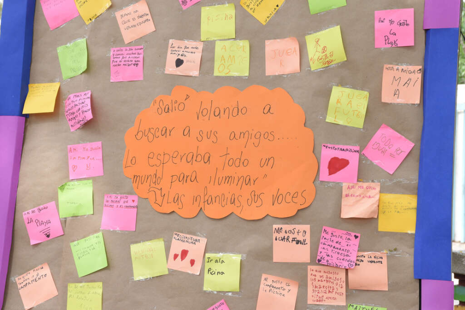 Cartelera con trabajos realizados por niños y niñas