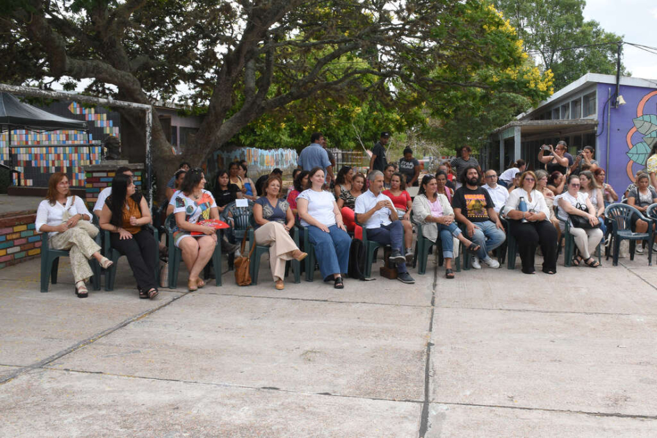 Plano general de personas sentadas