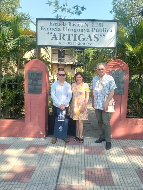 Escuela del solar de Artigas, con su directora